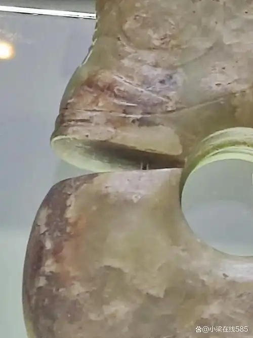 红山文化墓葬坑中出土了很多史前文明的玉器,在这些远古文明玉器之中