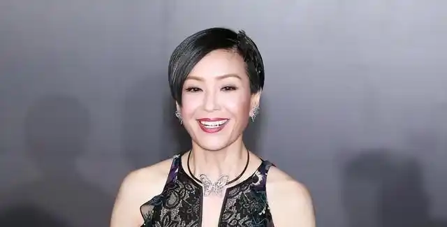 伍咏薇一身黑白的造型搭配短发挺飒保养得不错