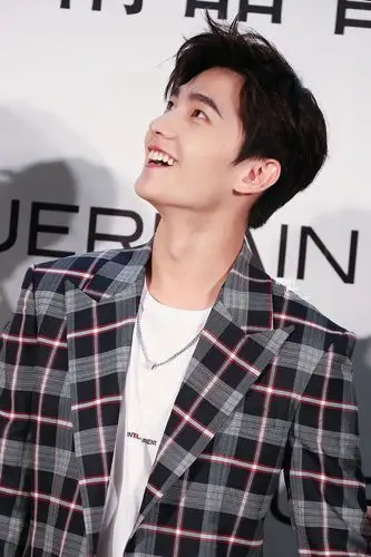 杨洋的侧颜是真的让人一秒沦陷啊