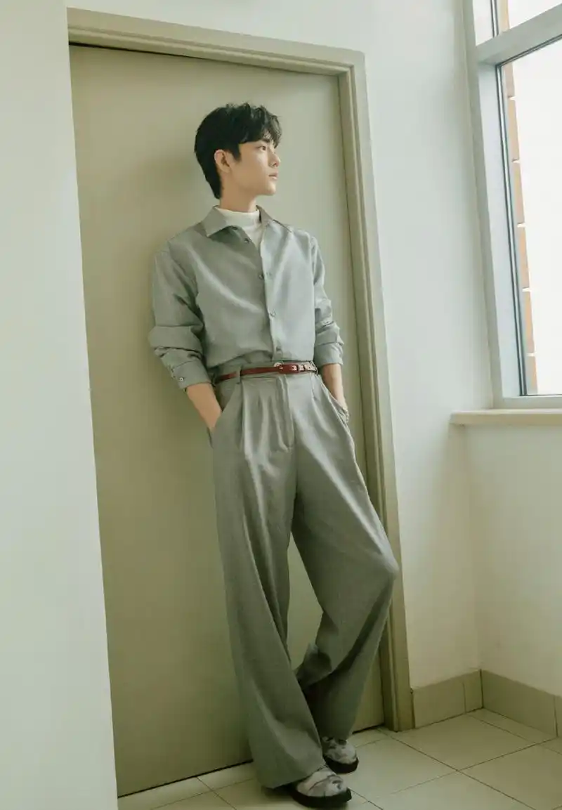 肖战全身照:战战这无处安放的大长腿啊