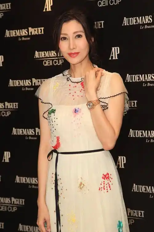 李嘉欣不愧是最美港姐穿薄纱连衣裙49岁状态好得让人羡慕