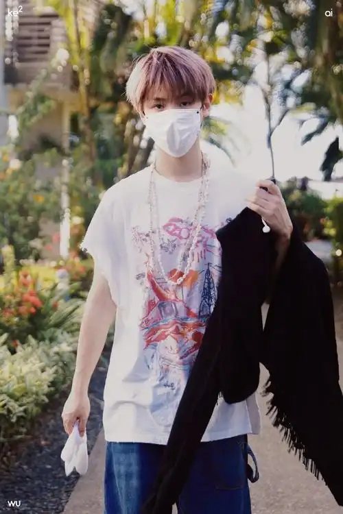 黄明昊机场黑色连帽卫衣##黄明昊白色无袖上衣