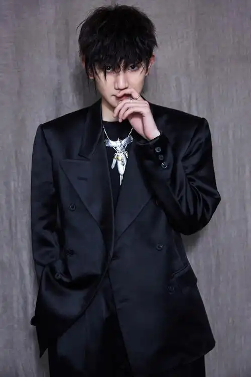 王源黑色酷帅造型写真图片