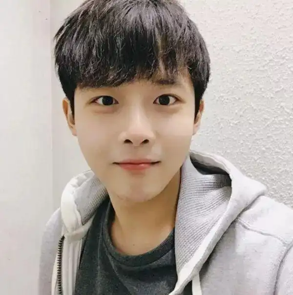 韩国男医生在越南工作,因长相帅气走红,被越南迷妹"围追"