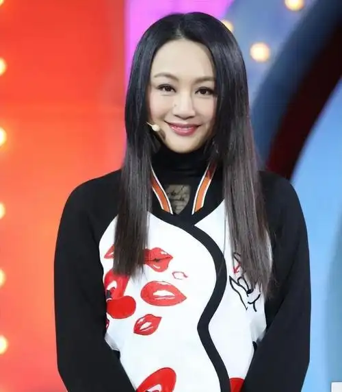 说起央视主持,曹颖是一个不得不提的人物,她也是为数不多的从央视转型