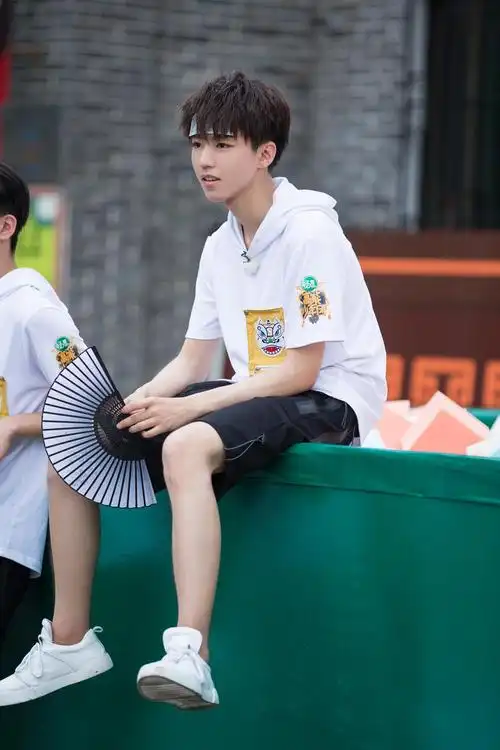 好喜欢全身照发一些高能二时期的王俊凯全身照吧三字wjk