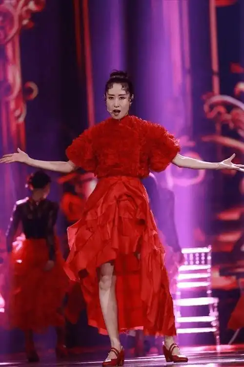 刘敏涛脚踩红色高跟鞋,展示出圈经典歌曲,就是长相"不吃香"