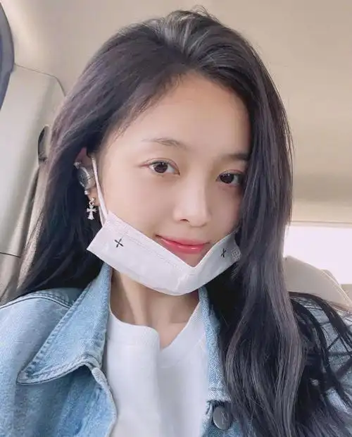 一看吴宣仪就是纯自然美女,素颜出街不遮挡,表情一般人模仿不了