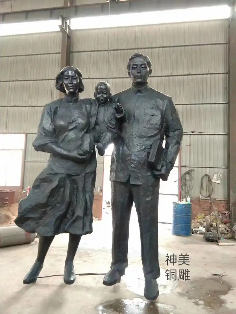 铸铜人物雕塑,现代人物一家人雕像公园装饰人物雕像加工景观人物铜