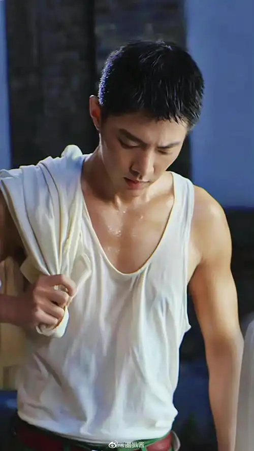 肖战这美好身材怎么穿衣服都挡不住啊