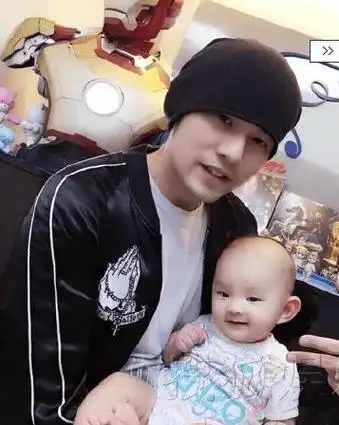 周杰伦晒5岁女儿豪华座驾,价值两千多万,不用工作年收入过亿_孩子