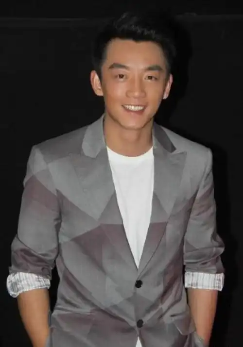 别的男星穿西装都一本正经, 唯独郑恺却异乎平凡