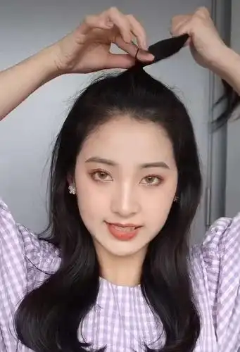 step3:再轻轻用手指,将头顶的头发拨弄松,塑造蓬松感.