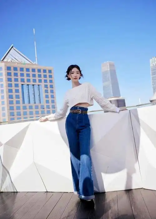 毛晓彤的笑容太具感染力,短款毛衣配牛仔裤时髦又圈粉