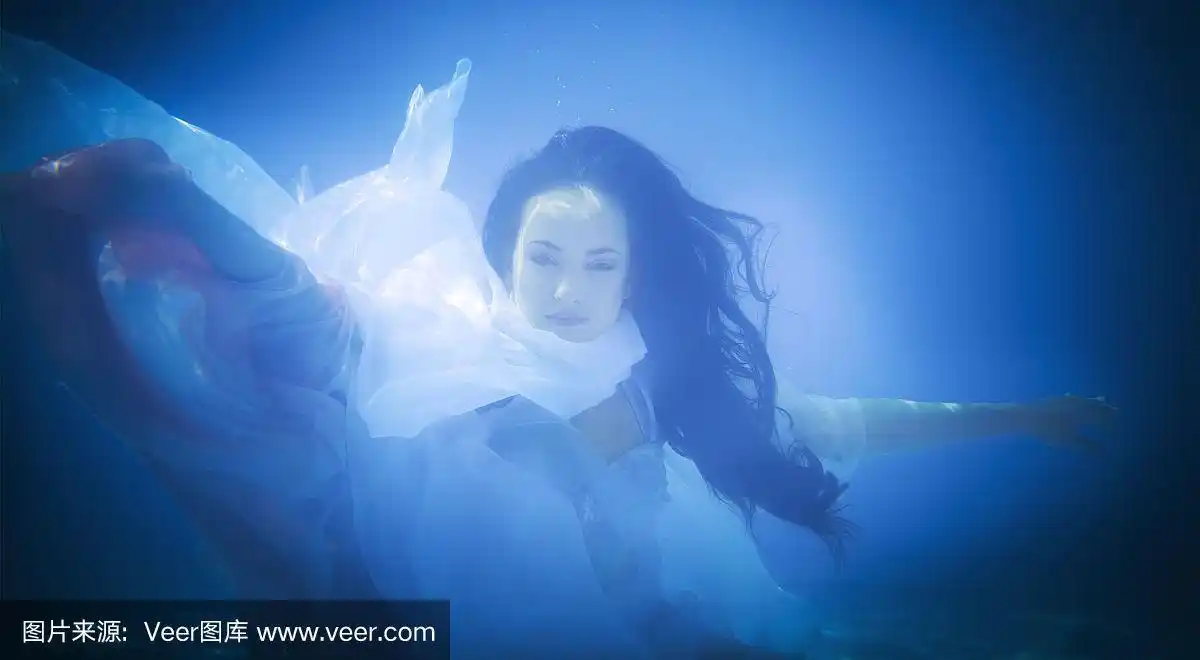 一个女人的水下特写肖像