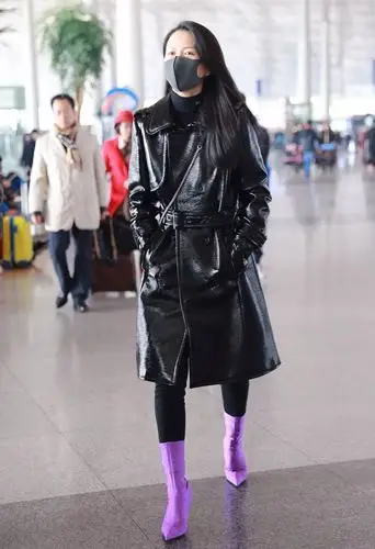 谭维维一身黑色漆皮系带皮衣,黑色紧身legging balenciaga紫色尖头