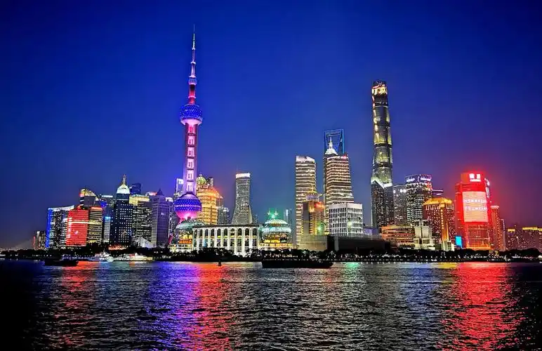 从浦西拍摄的浦东陆家嘴夜景.华灯初上,这里铸造了上海最美的画卷.