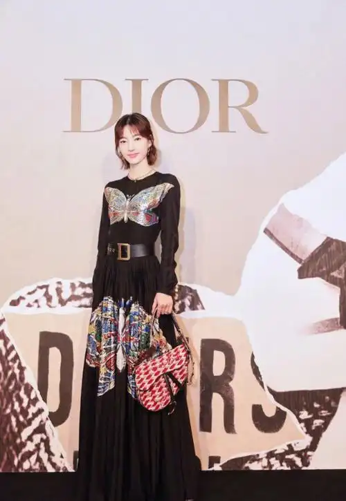 dior迪奥中国区品牌大使赵丽颖身着迪奥二零一八秋冬成衣系列出席全新