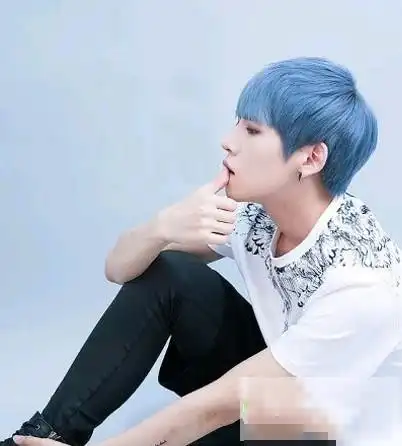 男生蓝色染发图片