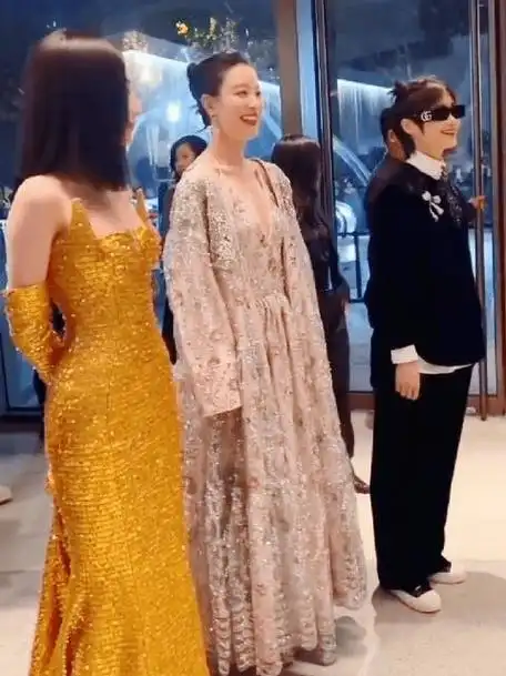 迪丽热巴,倪妮,李宇春同框,时尚盛典展现魅力_造型_风格_着装