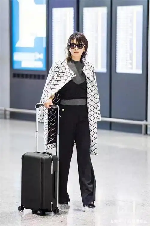 刘涛走路内八字视频,杨幂内八字怎么那么厉害