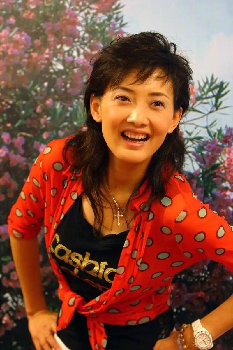 牛莉年轻时多么清纯可人啊,那张脸辨识度极高,想不通她后来为何会去