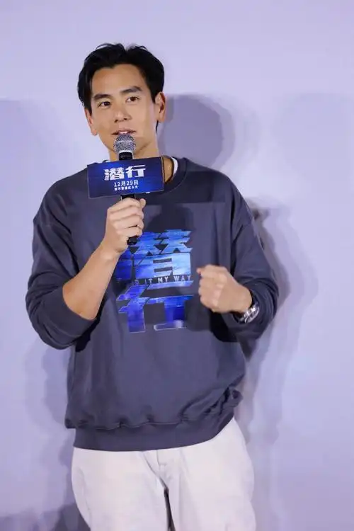 彭于晏超话来自"警花"…哦不,"警司"的美颜暴击.