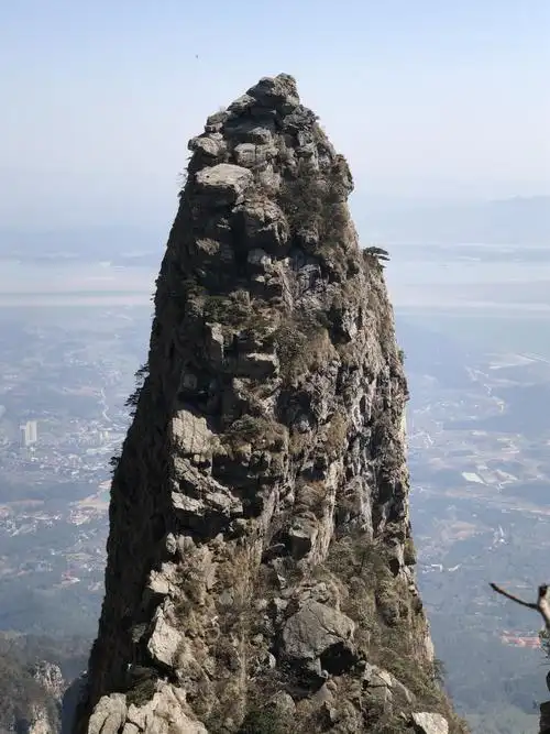 拔地而起的幡杆峰,幡杆峰位于庐山市境内,虽然海拔只有1158米,但三面