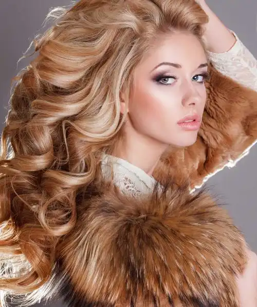 穿着皮草的金色波浪卷发美女