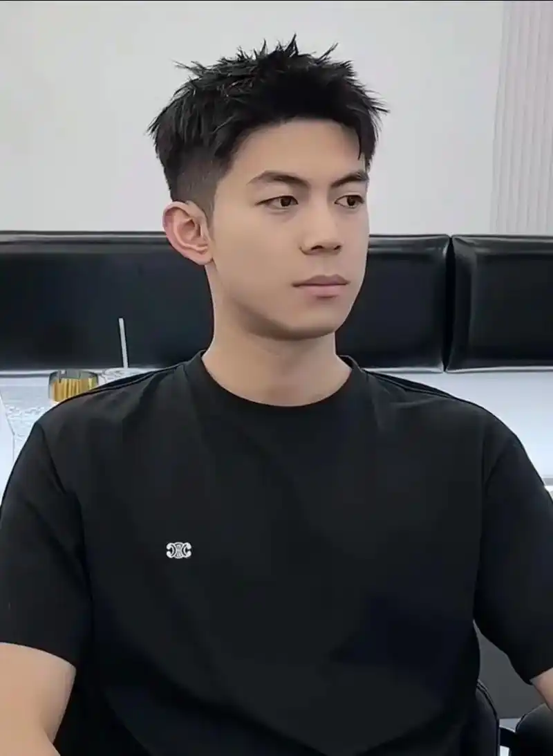 烫摩根碎盖的好处就是方便打理 手残党的必备发型 可以根据每个人的