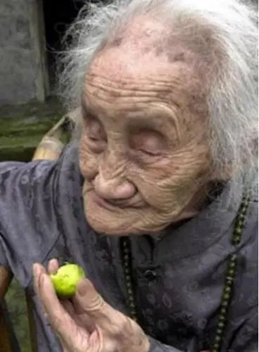 其实超过吉尼斯世界纪录所认证的长寿老人很有几个,但由于一些证件不