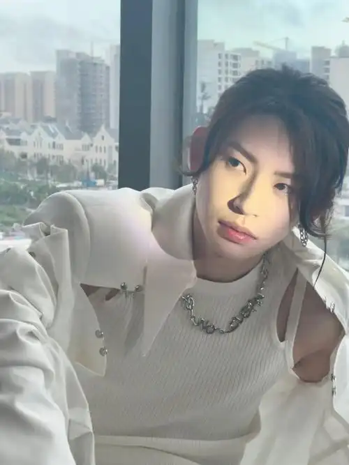 永劫无间全明星周末##小鬼蓝色挑染发型##小鬼纯白造型