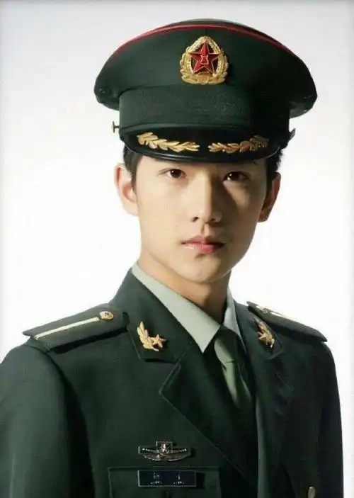 谁才是军艺校草?沙溢沈腾杨洋晒照互怼,岳云鹏这句话亮了