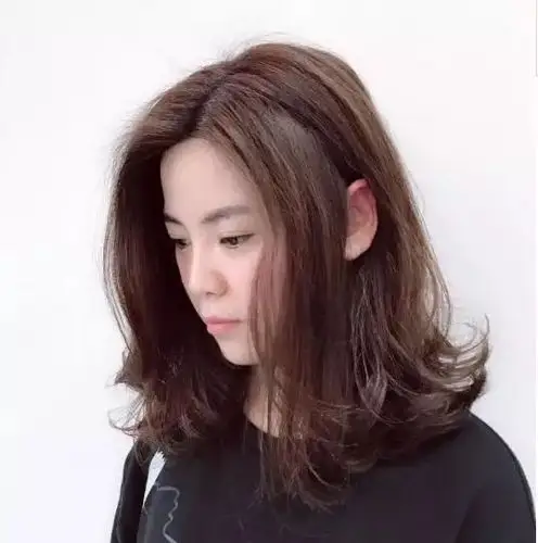 今年最流行的烫发发型发梢外翘