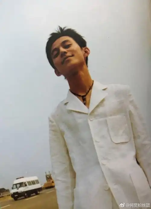 何炅17年前旧照曝光清秀俊朗活力十足 网友:不老男神