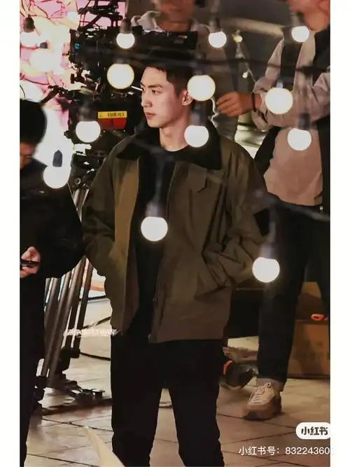 黄景瑜穿私服好帅吃串串