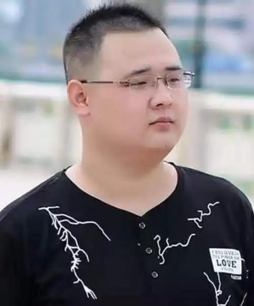 寸头的类型也有很多种,圆寸比较考验颜值和头型,而毛寸更适合发量多的