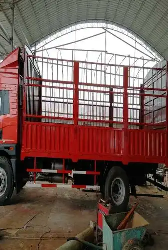 仓栏式货车的车厢在外型设计上,力求造型美观,内部结构合理,工艺先进