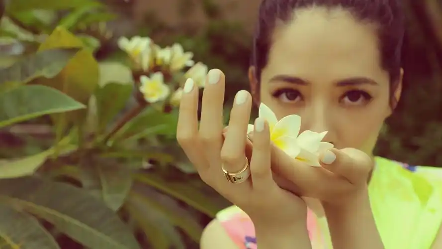 郭碧婷甜美海边花丛写真高清壁纸