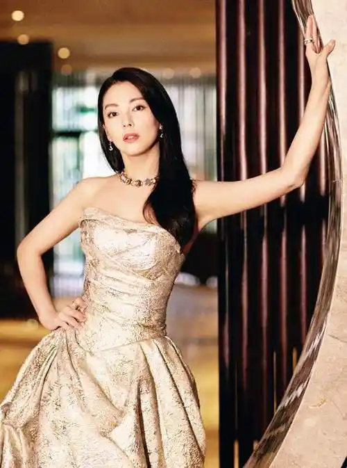 孙红雷夫妇同框王骏迪穿银色礼服典雅高贵窈窕身材不输超模