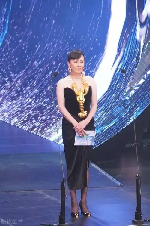 58岁刘嘉玲终于低调穿短外套配牛仔裤好清爽短发素颜暴露年纪