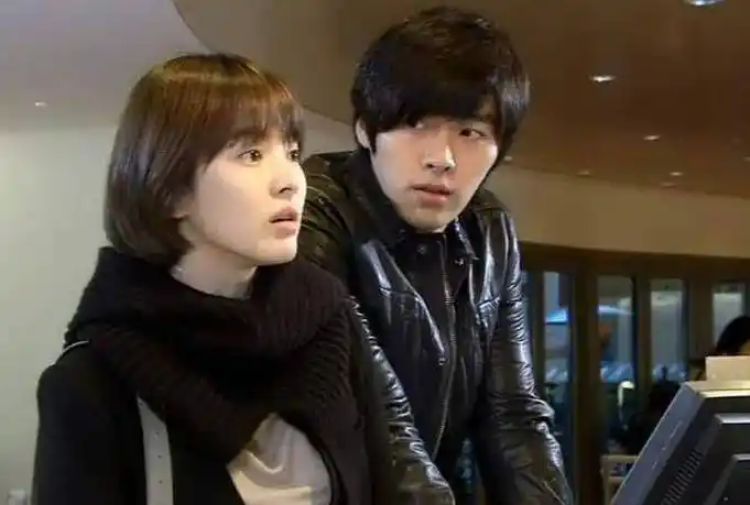 2009年玄彬和女神宋慧乔公布了恋情,两人因为韩剧《她们生活的世界》