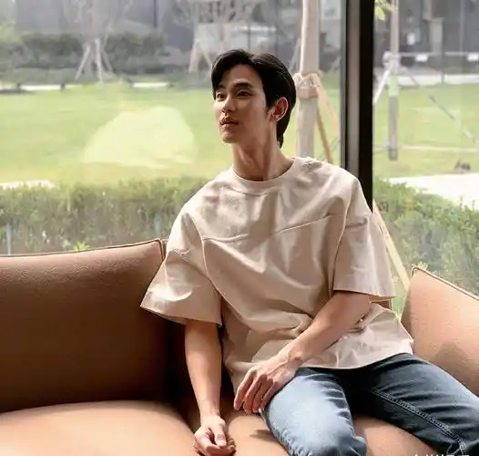 33岁金秀贤「瘦」样吓亲网友,骨感单薄身材惹人心疼_插花_脸颊_线条