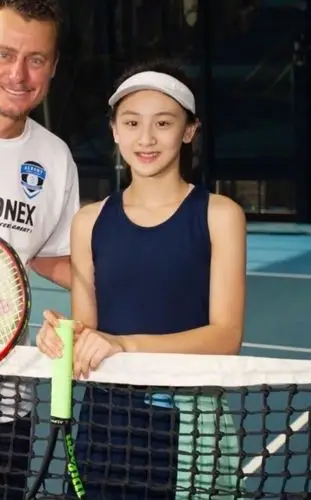 田亮11岁女儿发育过猛了穿运动背心抬手那刻这肌肉线条美爆