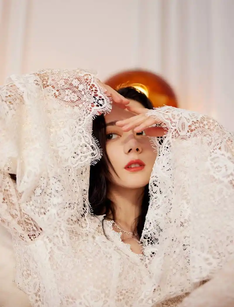 迪丽热巴罕晒露腰自拍骚结实马甲线网友大赞:没想到还有这肌肉