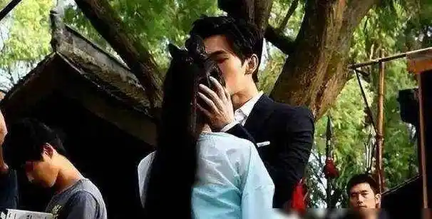 杨洋张天爱恋爱时间线曝光,举止暧昧眼神拉丝,多次穿同一件衣服