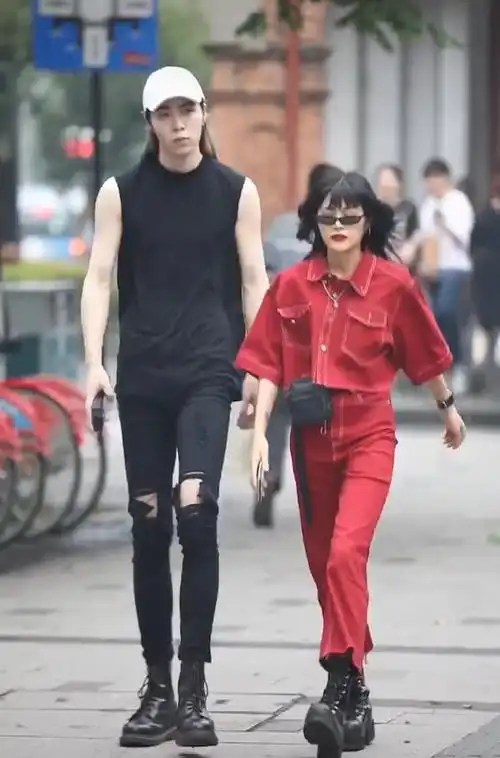 最萌身高差:她为这条"例假裤"代言,穿上腿长过185男盆友!