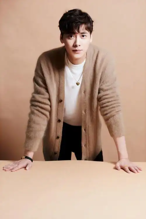 李易峰冬日温柔气质写真