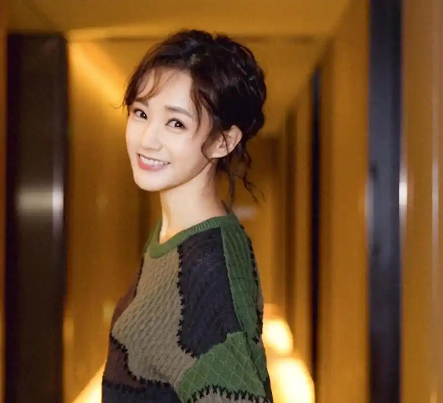 李一桐素颜怼脸照被曝!眼无神肤色暗黄被嘲像普女,拍照面露不耐