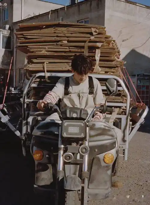 新鲜的易烊千玺时尚杂志照,cool